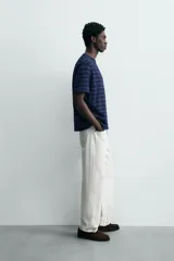 Camiseta de hombre regular fit, color azul marino con rayas horizontales en azul más claro. Tiene cuello redondo y manga corta, con un efecto lavado.