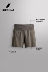 Short deportivo de trail running confeccionado en tejido técnico elástico con textura. Presenta una cintura elástica ancha con compartimentos integrados, bolsillo trasero con cierre y aberturas laterales en el bajo.