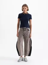 Remera de manga corta con cuello tipo polo, confeccionada en algodón pima con elastano. Presenta un diseño de calce regular con largo a la primera cadera y logo bordado en la espalda.