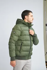 Campera puffer Mistral de hombre, color azul marino con cierre frontal y detalles en color rojo. Cuenta con capucha, puños elásticos y logo estampado en el pecho.