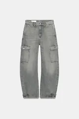 Jeans cargo de tiro medio y corte holgado en color gris con efecto deslavado. Cuenta con bolsillos laterales con solapa y cierre frontal de cremallera y botón metálico.