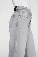 Jean wide leg de tiro alto y lavado gris, de diseño amplio y moderno con bolsillos clásicos.