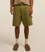 Bermuda de gabardina en corte recto y holgado, estilo carpenter con detalle de tira lateral. Cuenta con cintura fija con trabillas, cierre tradicional y bolsillos traseros amplios.