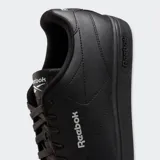 Championes Reebok modelo Court Clean, color negro con detalles en blanco. Diseño urbano de corte bajo con cordones y suela de goma.