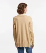 Cardigan de punto básico, con mangas largas y sisa desplazada. Presenta un diseño abierto sin botones, confeccionado en un tejido de punto ligero y versátil.