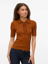 Top de manga corta color caramelo, con cuello polo y cierre frontal con broches a presión. Confeccionado en tejido de punto plano con fit regular.