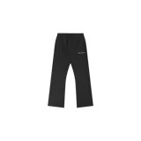 Pantalón de jogging Fear of God Essentials de corte acampanado, color negro, con cintura elástica con cordón ajustable y el texto "Essentials" estampado en la pierna izquierda.