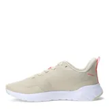 Championes deportivos Topper modelo Strong Pace III, color beige con detalles en fucsia. Presentan una capellada de malla transpirable, cierre con cordones y suela blanca de goma.