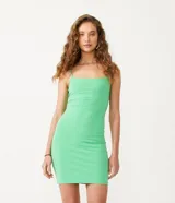 Vestido corto color rosado, de escote recto, con breteles finos y confeccionado en algodón con elastano.