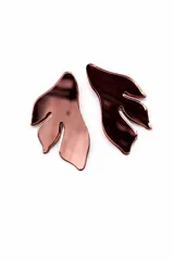 Aros de acrílico espejado con diseño de hoja orgánica en tono cobre metalizado.