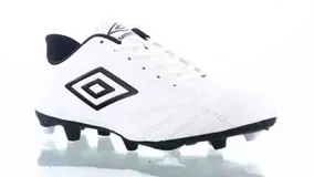 Championes de fútbol Umbro modelo Classico II HG, color negro con detalles en verde neón. Presentan un diseño clásico con costuras en la puntera para mayor control, cierre con cordones y suela con tapones para césped natural firme.