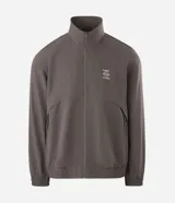 Campera rompeviento color verde militar, con cierre frontal de cremallera, cuello alto, puños y cintura elásticos. Presenta recortes delanteros y un pequeño logo estampado en el pecho.
