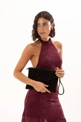 Vestido largo de encaje color bordó, con escote halter y diseño ajustado en el torso que se extiende hasta la cintura, donde continúa con una falda larga de encaje transparente.