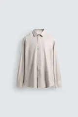 Camisa de hombre color beige claro, de corte slim fit, con cuello italiano, manga larga y cierre frontal de botonadura.