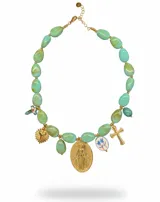Collar corto compuesto por cuentas de resina en tono crema con acabado marmolado, adornado con múltiples dijes colgantes de acero dorado que incluyen una medalla de la Virgen Milagrosa, una cruz y un dije circular con flores pintadas.