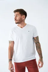 Remera básica de algodón color negro, con escote en V, manga corta y logo bordado en el pecho.