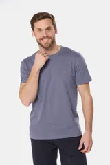 Remera básica de algodón color azul marino, de manga corta, con cuello redondo y logo bordado en el frente.