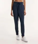 Pantalón de jogging deportivo azul con cintura ajustable con cordón, bolsillos laterales y tobillos ajustados.