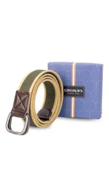 Cinto de tela canvas azul marino con galón de rayas blancas y celestes, hebilla doble metálica color peltre y terminaciones en símil cuero marrón.