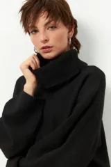 Polera negra de cuello alto y manga larga.