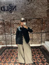 Camisa de algodón color negro, con detalles de bordado broderie en la parte frontal y en los hombros, de manga larga y corte clásico.