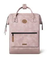 Mochila Cabaia modelo Adventurer, color rosado con acabado texturizado. Cuenta con un compartimento principal con cierre, un bolsillo frontal con cierre, asas superiores de mano y correas ajustables. Incluye parches decorativos con el logo de la marca.