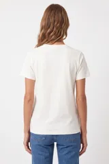 Remera lisa de manga corta y cuello redondo, de corte clásico.