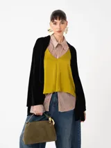 Kimono largo de terciopelo negro, con mangas largas y diseño abierto. Confeccionado en una mezcla de viscosa y poliamida, ofrece una caída fluida y elegante.