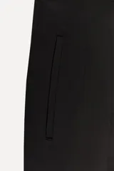 Pantalón negro de tiro alto con cintura con trabillas, bolsillos delanteros y raya planchada.