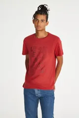 Remera de algodón color ladrillo con cuello redondo y estampado frontal con el logo de Levi's repetido en vertical.