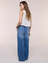 Jean pull on de tiro alto, color azul oscuro, con perneras amplias estilo wide leg, cintura elastizada en la espalda y bolsillos delanteros tipo parche con pespuntes contrastantes.