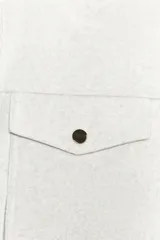 Cazadora de paño en color gris oscuro, con cuello solapa, cierre frontal de cremallera metálica y bolsillos delanteros con solapa y botón a presión.
