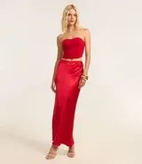 Pollera larga tipo new midi confeccionada en satén rojo, con cierre por cremallera en la cintura y detalle de encaje en la parte trasera.