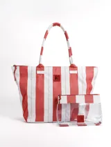 Bolso tipo tote grande, resistente al agua, con diseño de rayas verticales rojas y blancas. Cuenta con asas largas de hombro, cierre superior y parche de cuero con logo grabado. Incluye neceser transparente a juego con base y detalles a rayas.