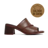 Sandalias de cuero color marrón, tipo taco cuadrado medio y diseño destalonado con capellada ancha y detalle de tirita transversal.