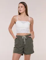Short verde militar de tiro medio, confeccionado en lyocell con cintura elastizada y cordón tubular de ajuste con punteras metálicas. Cuenta con amplios bolsillos delanteros aplicados y diseño holgado.