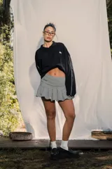 Buzo tipo polo de manga larga, color negro, con cuello y cierre parcial frontal. Presenta un pequeño bordado en el frente y la espalda.