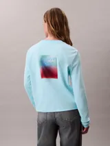 Remera de manga larga Calvin Klein de color celeste, con cuello redondo y corte regular. Presenta un pequeño logo bordado en el pecho.