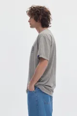 Remera gris de manga corta con efecto lavado "washed" y estampa tipográfica en el pecho con diseño de estrella.