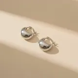 Aros tipo argolla de diseño grueso y superficie lisa brillante, fabricados en plata 925.