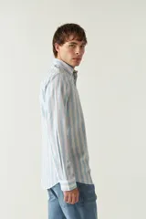 Camisa blanca a cuadros azules y grises, de manga larga y corte slim fit.