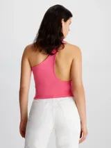Top cropped de punto milano color rosa vibrante, con diseño asimétrico de un solo hombro y corte ajustado (slim fit). Presenta un pequeño bordado de Calvin Klein Jeans en la cintura.