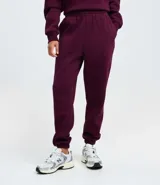 Pantalón jogger de corte holgado, confeccionado en tejido fleece color beige. Presenta cintura elástica, bolsillos laterales y puños ajustados en el bajo.