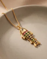 Collar de bronce con dije en forma de pez, decorado con circonias multicolores.