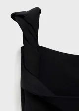 Vestido largo negro de diseño asimétrico con escote off-shoulder y tirante ancho. Presenta detalles fruncidos laterales que aportan un ajuste entallado a la silueta.