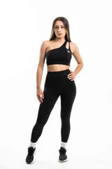 Calza deportiva negra de tiro alto.