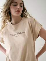 Remera de algodón suave con mangas estilo dolman y escote redondo. Presenta un estampado frontal con la leyenda 'Comfort Collective Since 2001'.