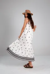 Vestido blanco con estampado de cruces negras, sin mangas y corte holgado.