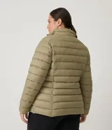 Campera puffer color verde oliva, con cuello alto y cierre frontal.