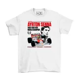 Remera blanca de algodón con estampa frontal dedicada a Ayrton Senna, que incluye una fotografía del piloto, su nombre, años de campeonato mundial y una ilustración de su monoplaza de Fórmula 1.